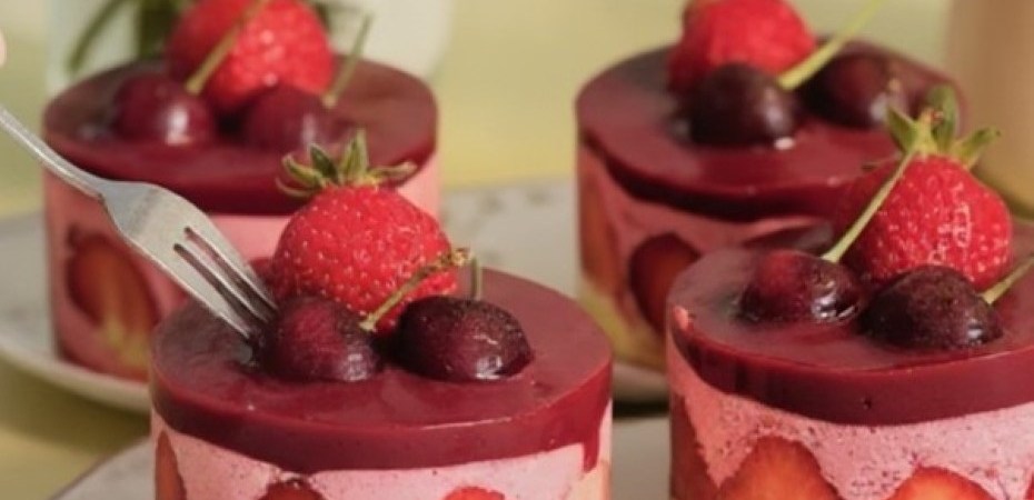 Entremets aux fruits rouges