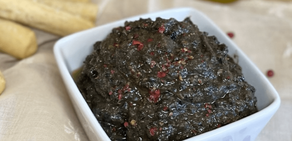 Tapenade noire aux baies roses