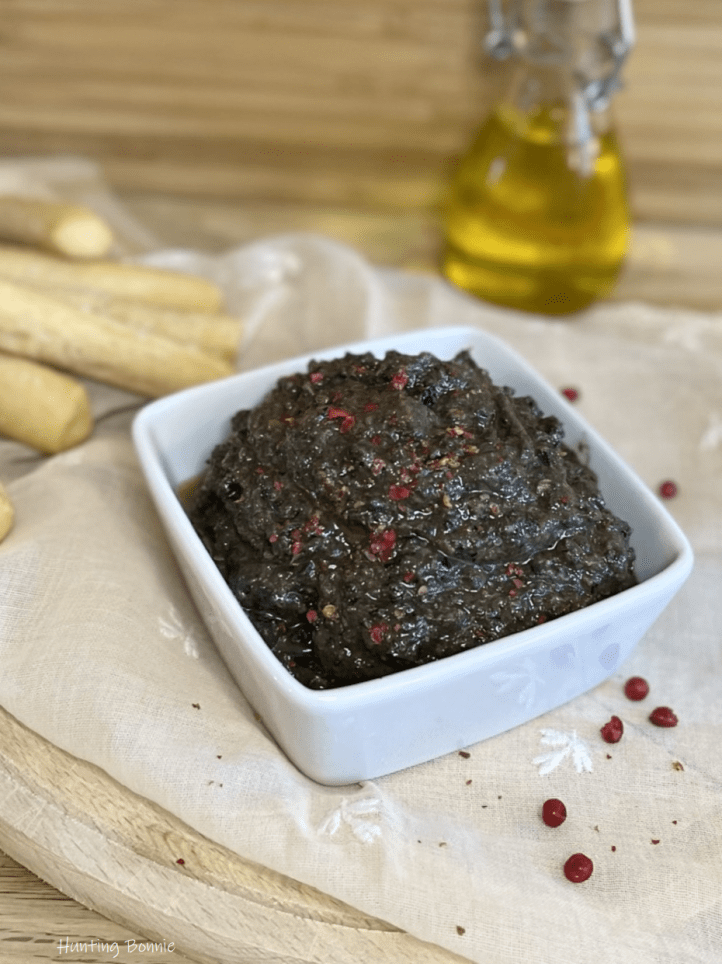 Tapenade noire aux baies roses