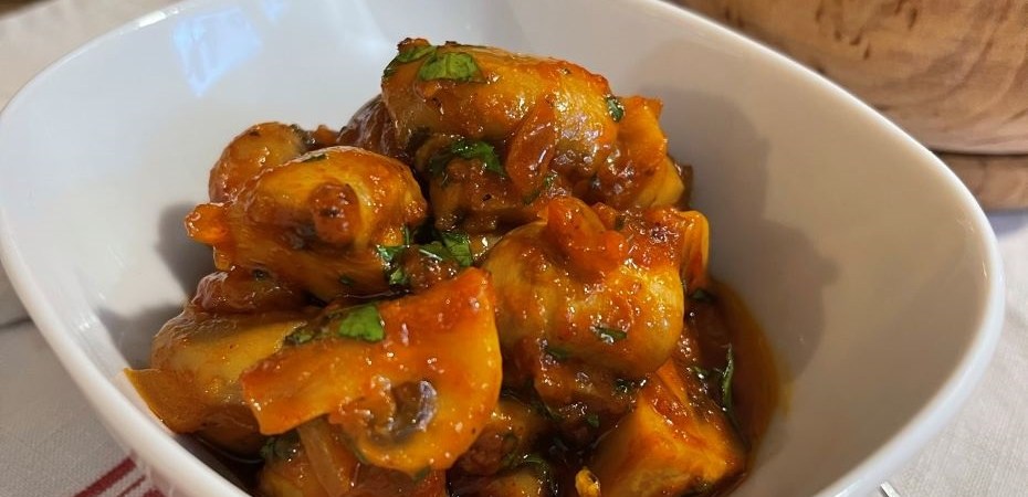 Cette image représente des Champignons à la Grecque servis dans un ramequin