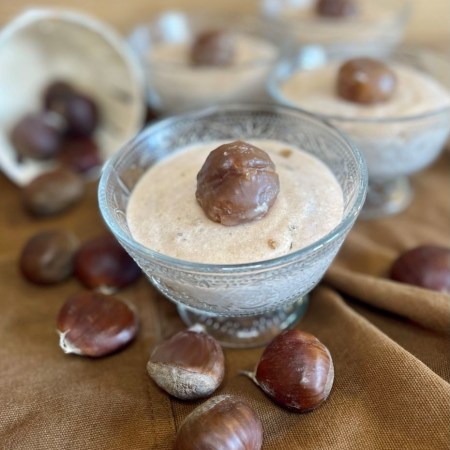 Mousse à la creme de marrons aux brisures de marrons glacés en présentation