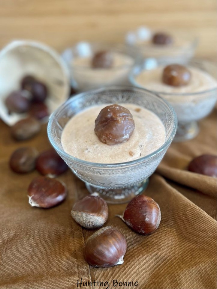 Mousse à la crème de marrons aux brisures de marrons glacés en présentation