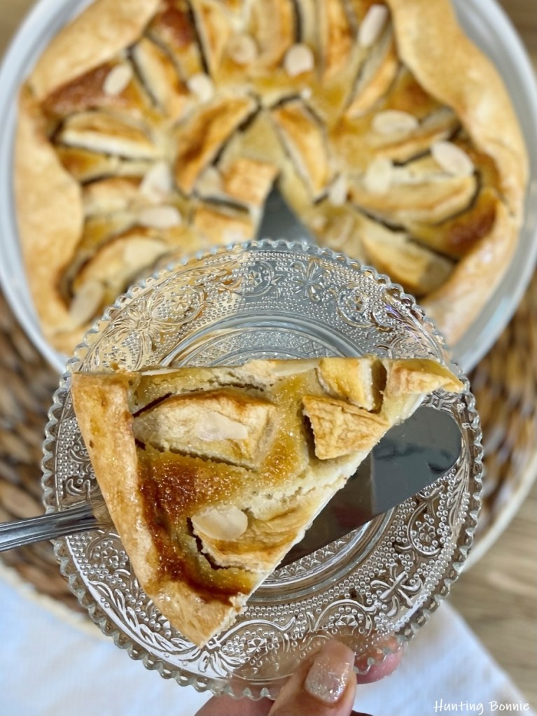 Découpe de la Tarte amandine aux pommes rustique