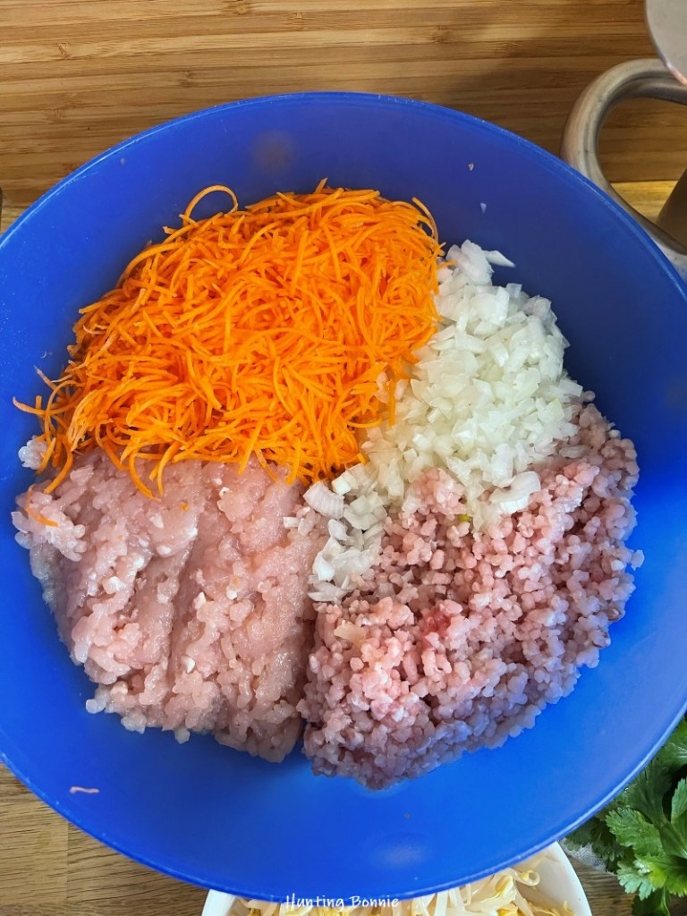 Préparation de la farce à Nems