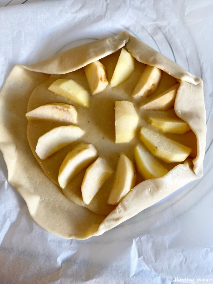 Préparation tarte amandine aux pommes rustique
