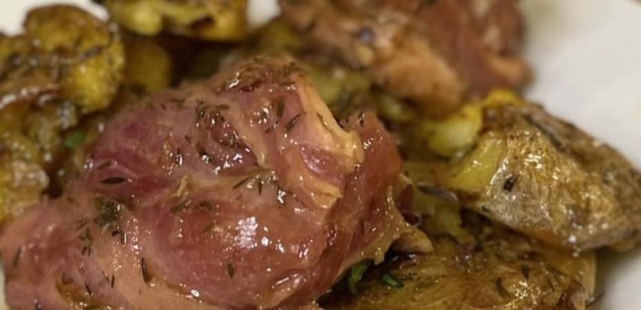 Jarret de porc confit et smashed potatoes à la provençale
