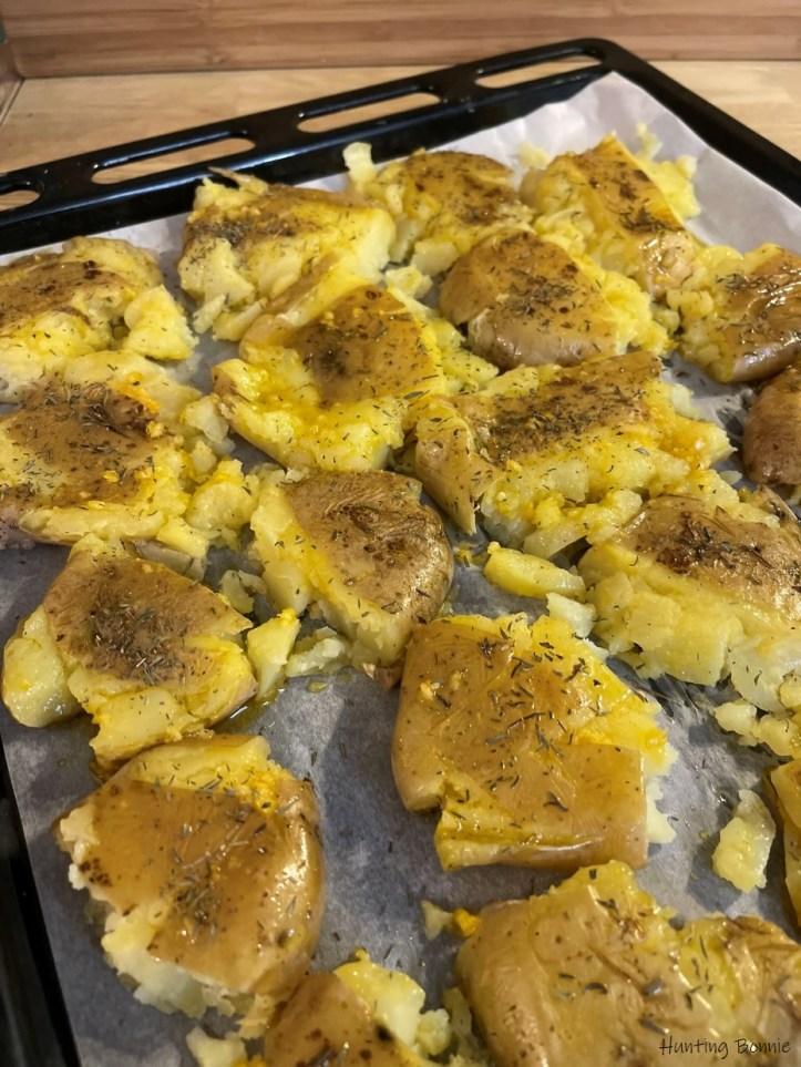 Préparation des smashed potatoes à la provençale