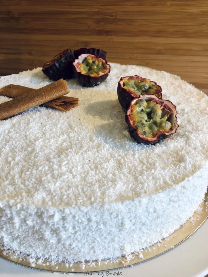 Entremets coco, passion et chocolat blanc