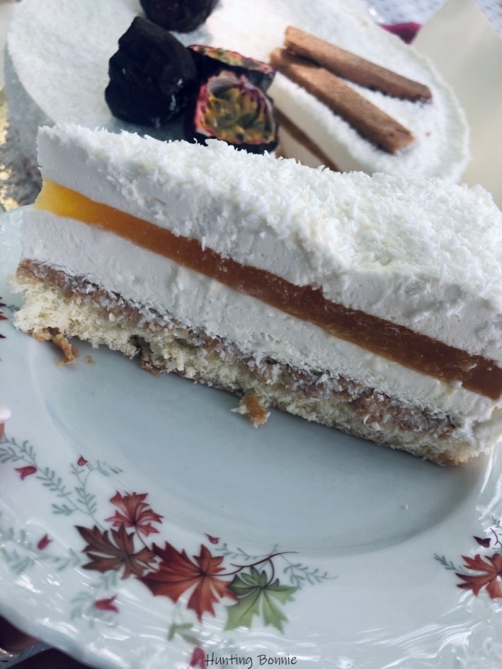Entremets coco, passion et chocolat blanc