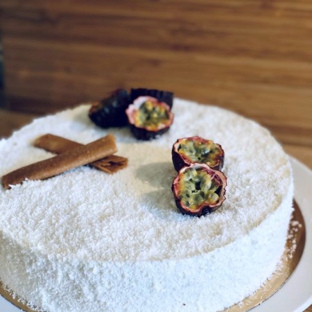 Entremets coco, passion et chocolat blanc