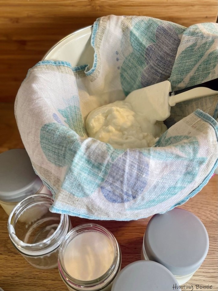 1er égouttage du fromage frais maison - Labneh / Labné