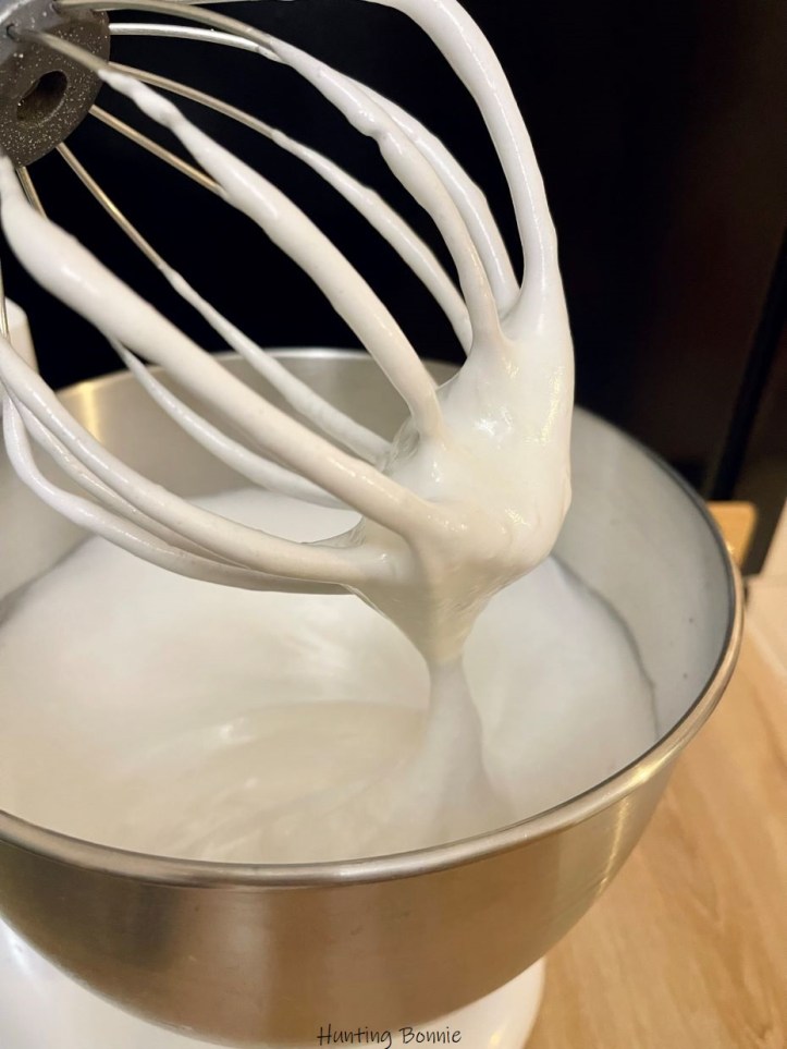 Préparation des blancs et du sucre des Financiers noisette au thé vert et jasmin