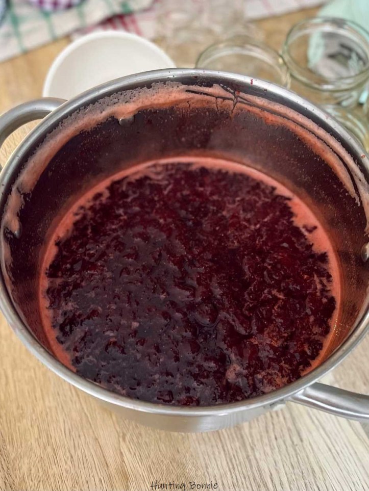 Fin de cuisson de la confiture de fraises