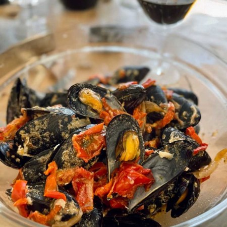 Cassolette de moules à la Tomate et Poivrons rouges