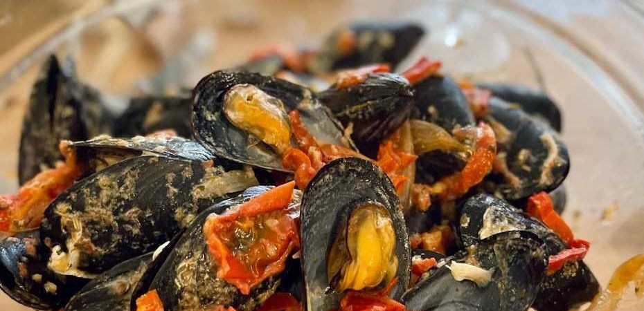 Cassolette de moules à la Tomate et Poivrons rouges