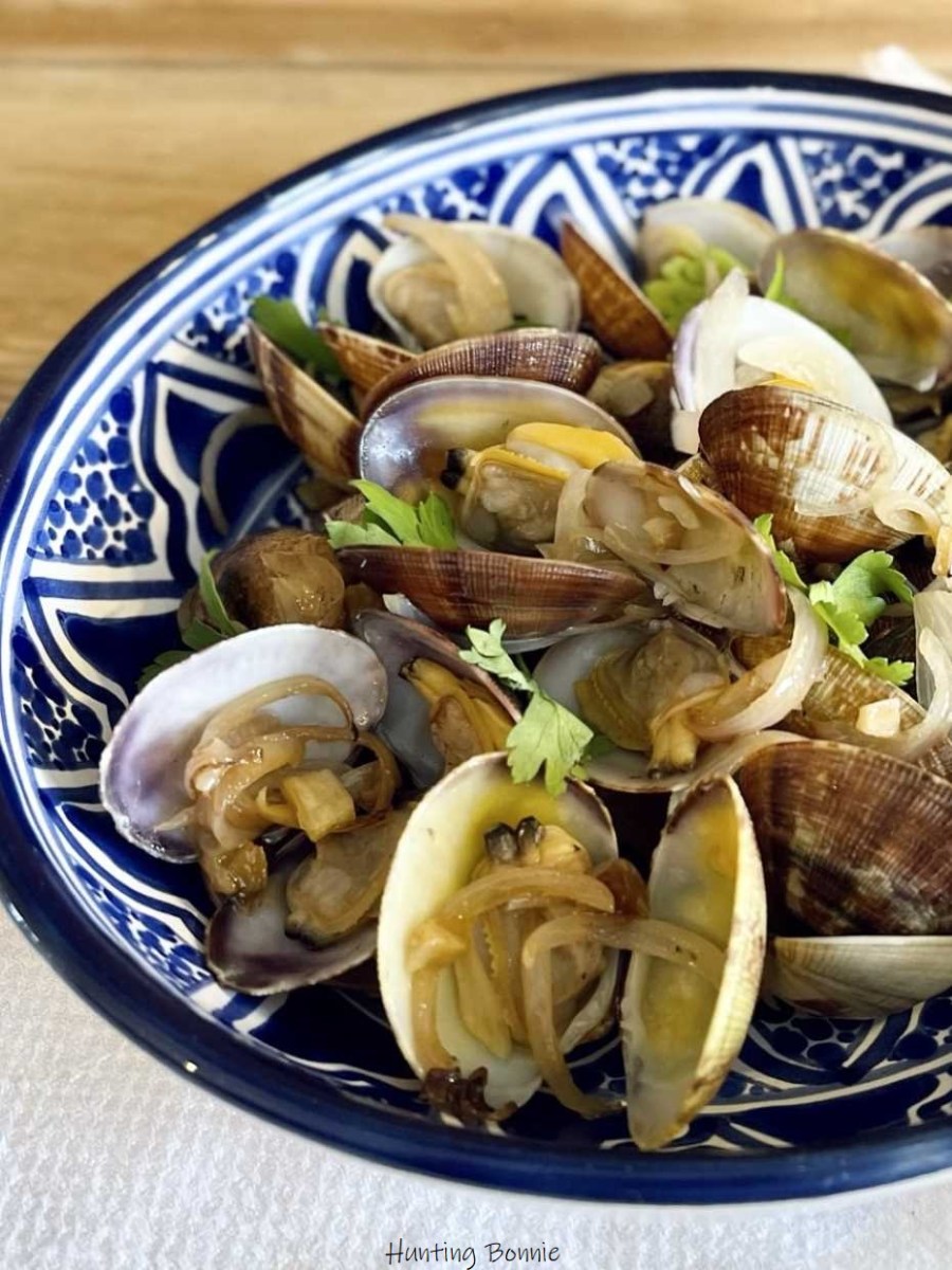 CASSOLETTE DE PALOURDES : persillade et vin blanc.