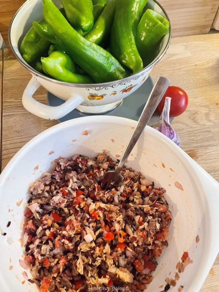 Préparation des Poivrons Corne de Bœuf farcis au Thon à la Méditerranéenne