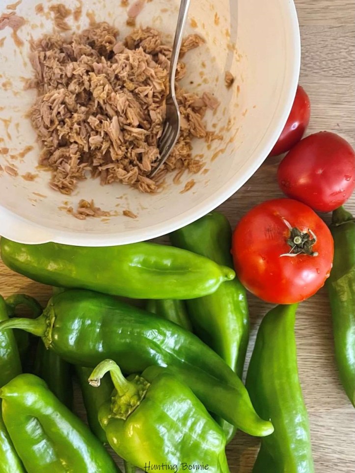 Préparation des Poivrons Corne de Bœuf farcis au Thon à la Méditerranéenne 