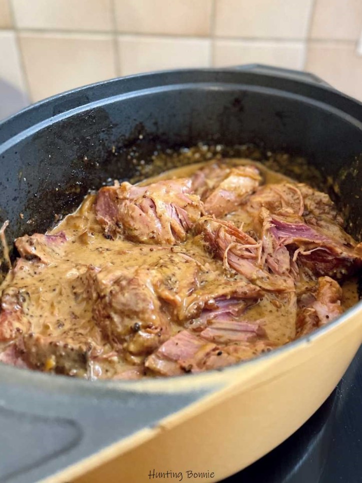 Replacez les morceaux de la palette de porc dans la sauce