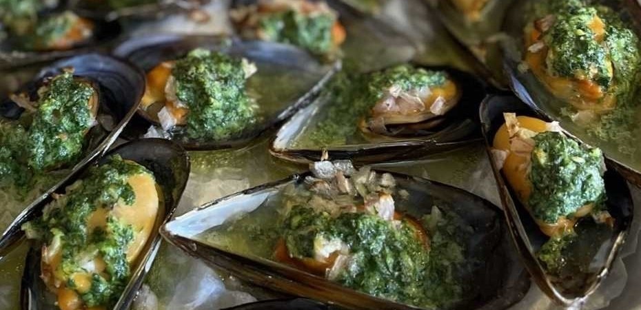 Moules gratinées aux échalotes et beurre persillé