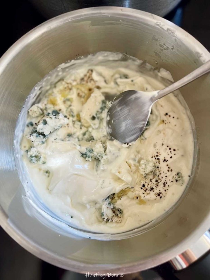 Préparation de la Sauce des Huîtres gratinées au Roquefort