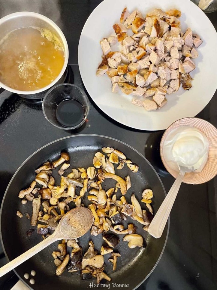 Préparation des champignons et boudins blancs