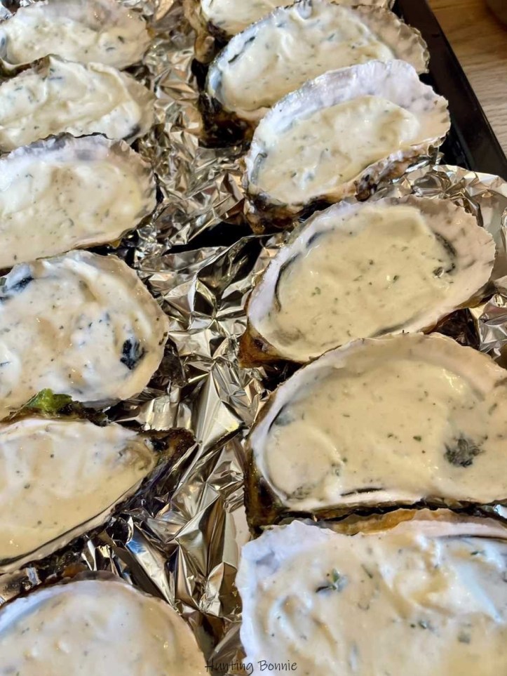 Préparation des Huîtres gratinées au Roquefort