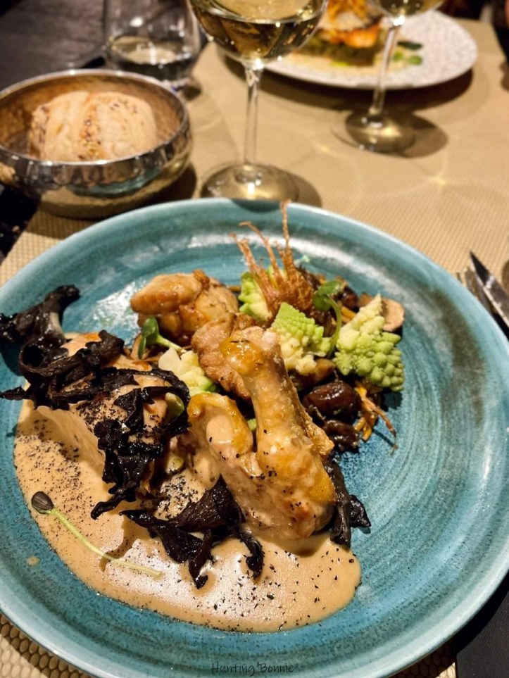 Filet De Pintade Et Ris De Veau, Sauce Suprême Aux Trompettes, Choux Romanesco Et Champignons
