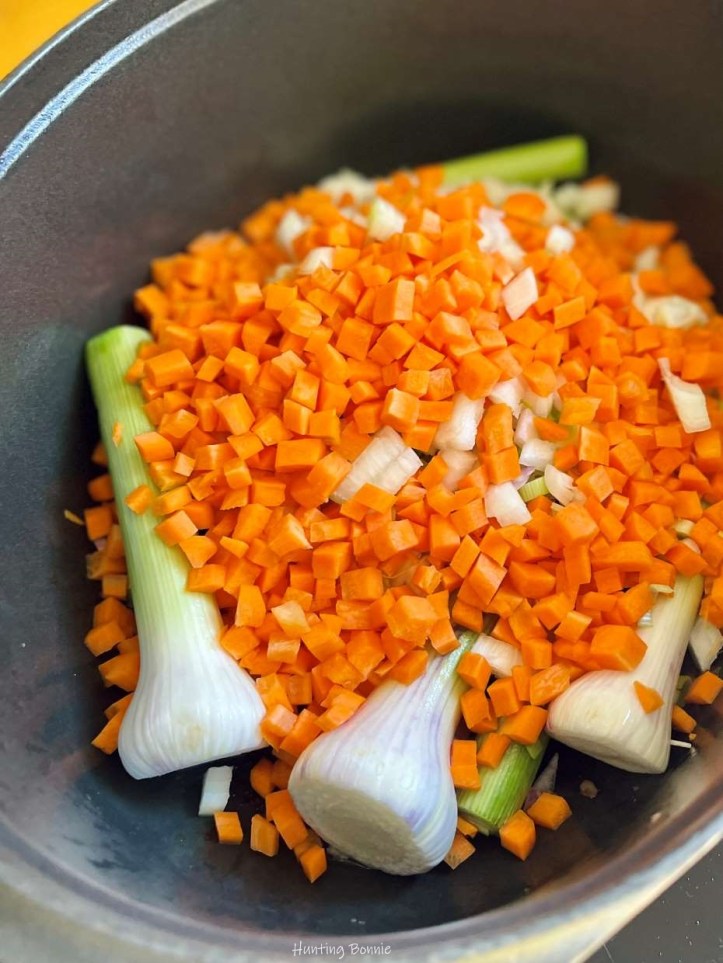 Ajout des légumes - Ragout de saucisses de veau et aillets rôtis