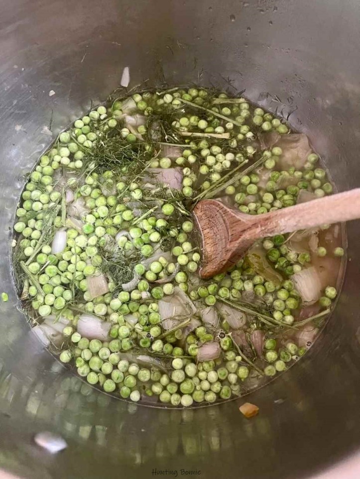 Préparation de la crème de Petits pois et fanes de Fenouil