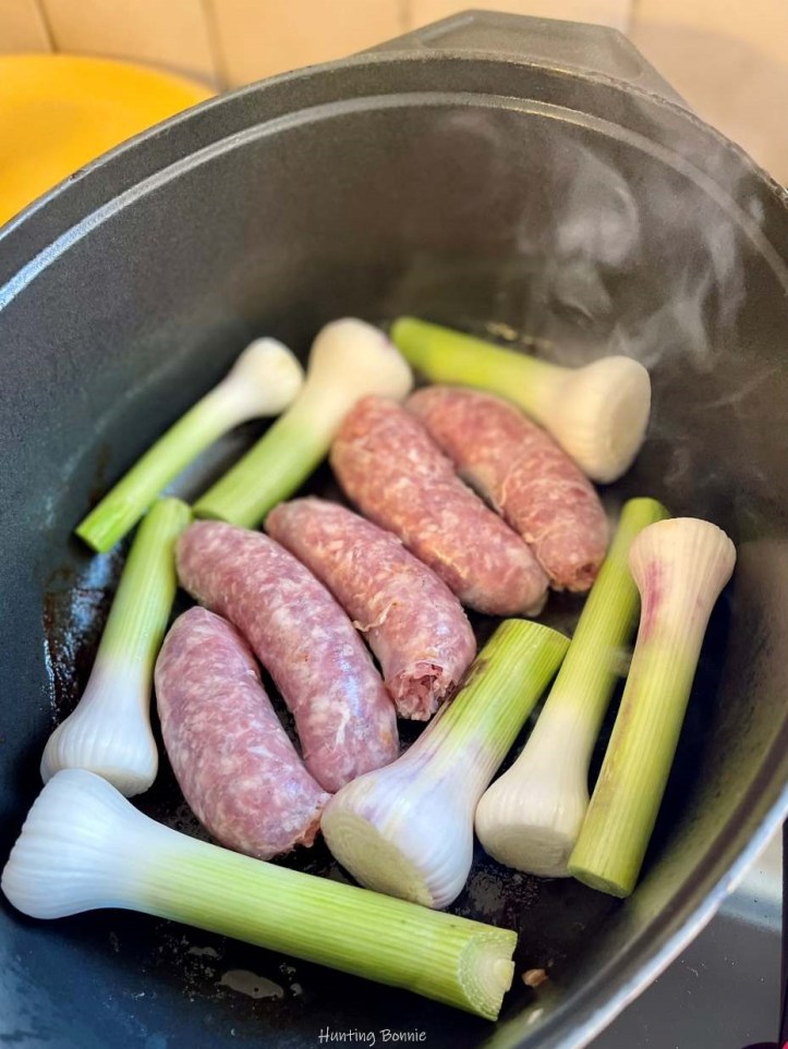 saisie des saucisses et des aillets - Ragout de saucisses de veau et aillets rôtis 