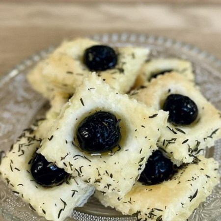 Feuilletés au fromage blanc, olives et herbes de Provence