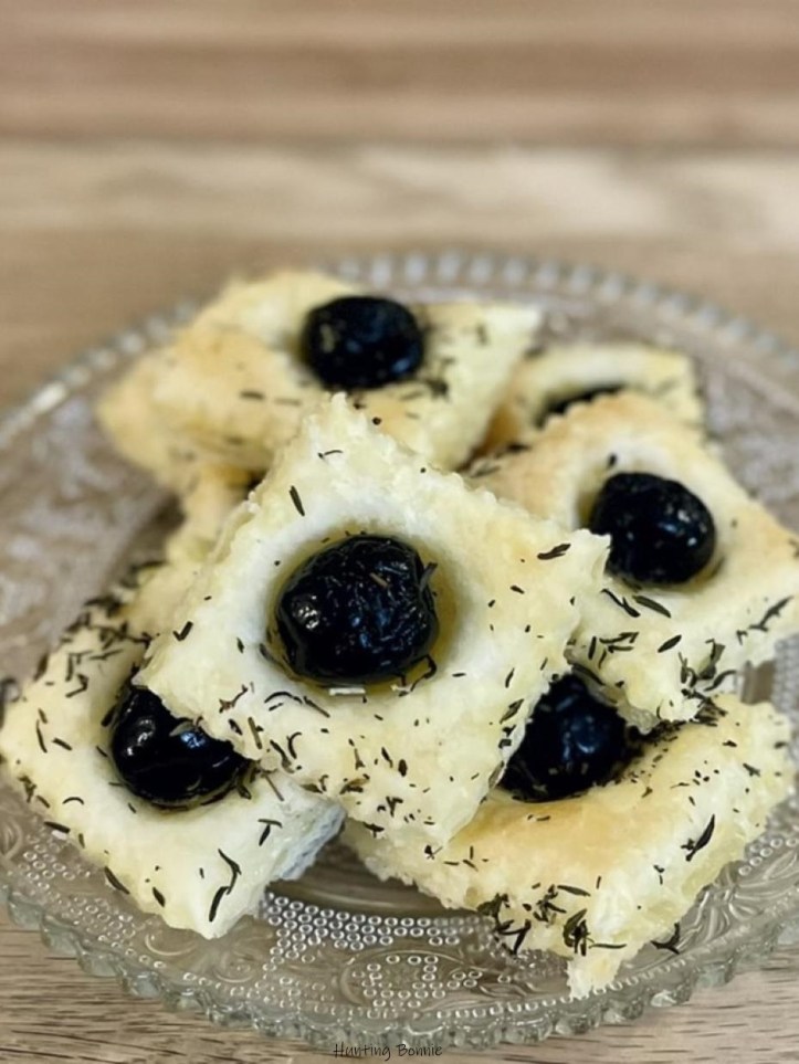 Feuilletés au fromage blanc, olives et herbes de Provence