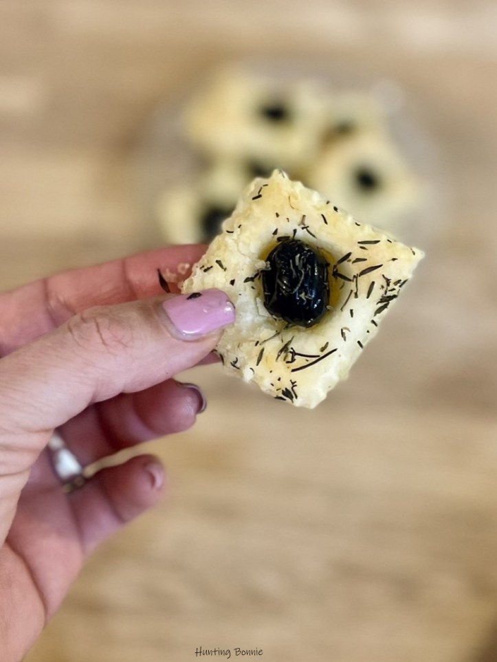 Feuilletés au fromage blanc, olives et herbes de Provence