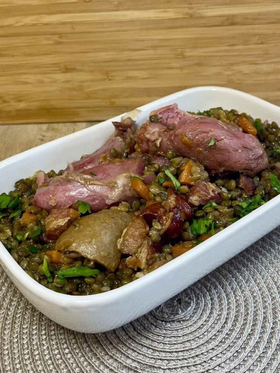 Lentilles au jarret confit et poitrine fumée