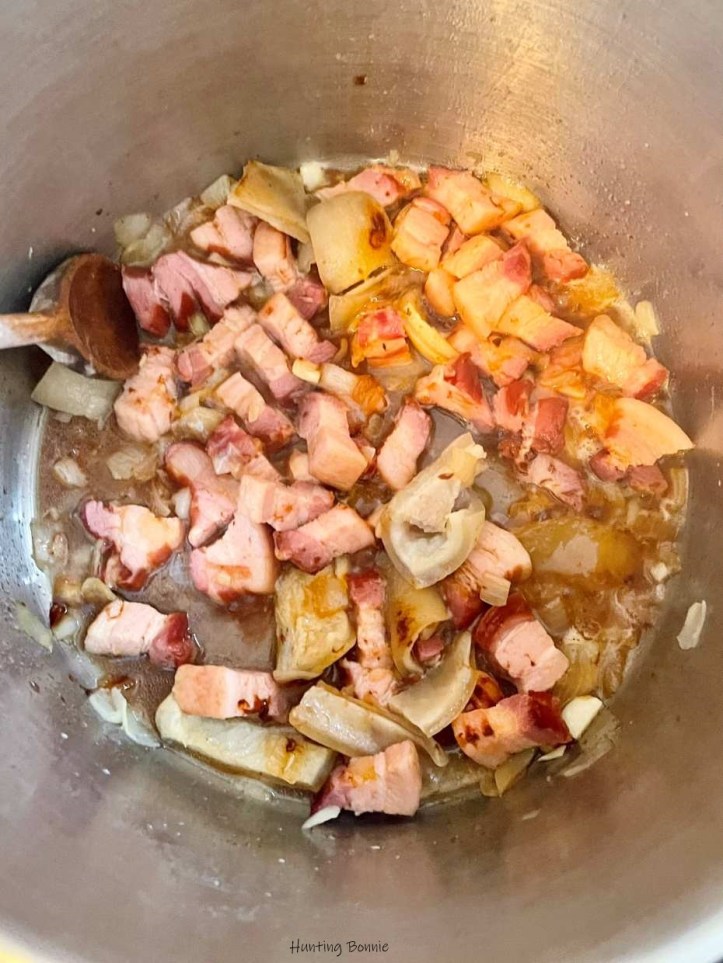 Saisie du lard fumé, couenne et légumes