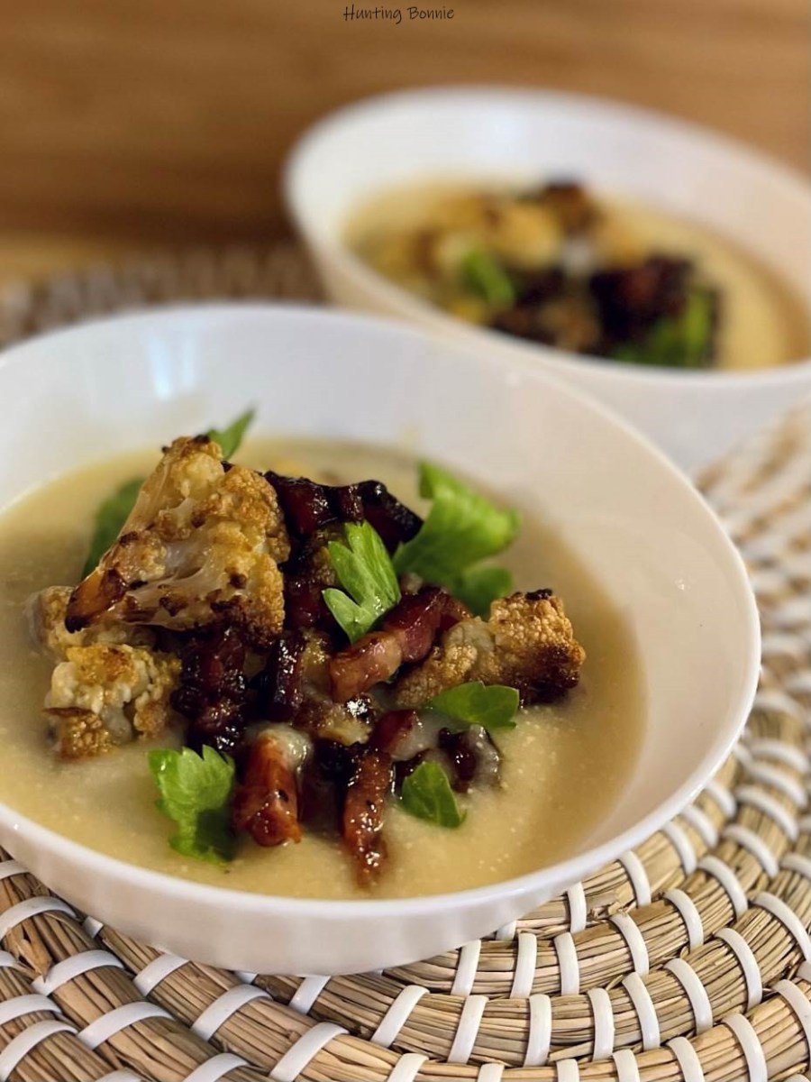 VELOUTÉ DE CHOU-FLEUR, fleurettes rôties, lard et feuilles de céleri