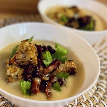 Velouté de chou-fleur, fleurettes rôties, lard et feuilles de céleri