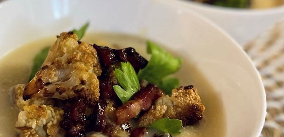 Velouté de chou-fleur, fleurettes rôties, lard et feuilles de céleri