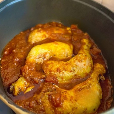 Cuisses de poulet mijotées à la tomate