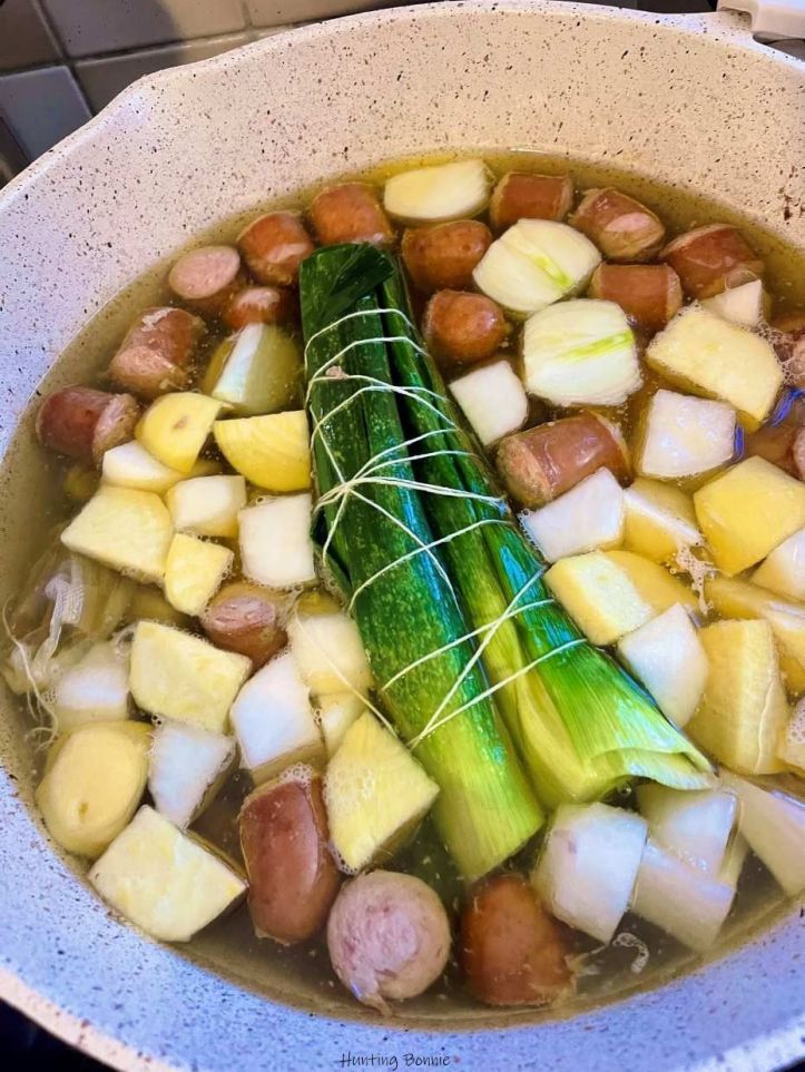 Cuisson de la Potée aux deux saucisses et poitrine fumée