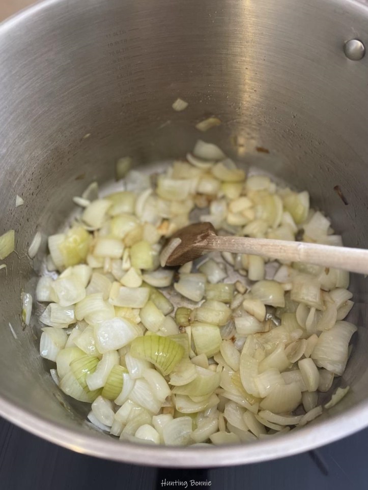 Cuisson des oignons et de l'ail