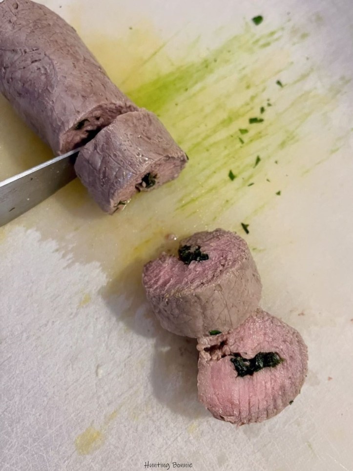 Découpe des Ballotines de veau à l'ail et au persil