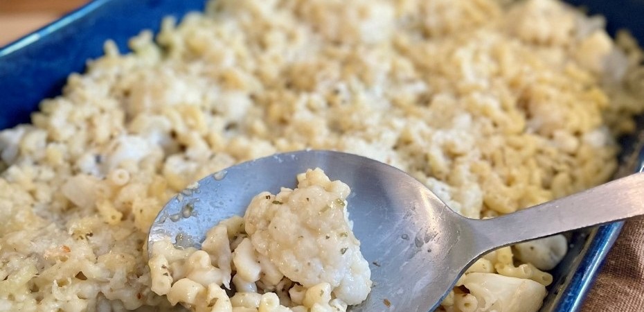 Gratin de pâtes au chou-fleur, sauce aux herbes et parmesan