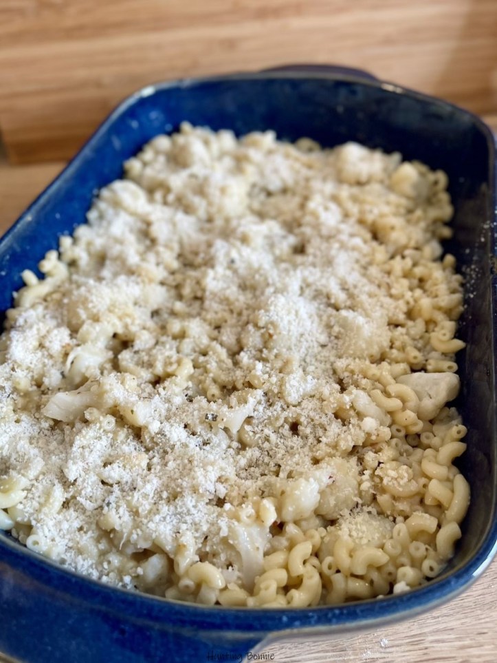 Gratin de pâtes au chou-fleur, sauce aux herbes et parmesan avant cuisson
