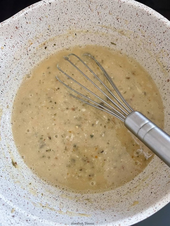 Préparation de la sauce au herbes et parmesan