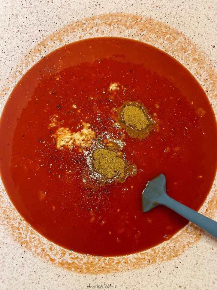 Préparation de la sauce tomate au cumin