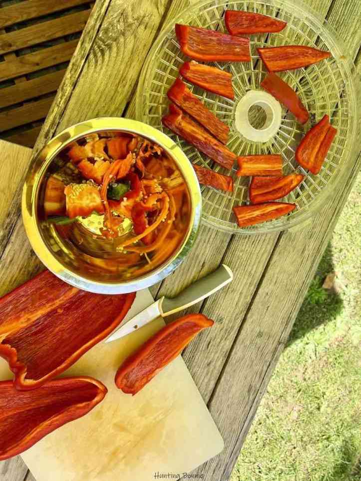 Préparation des poivrons rouges pour la déshydratation