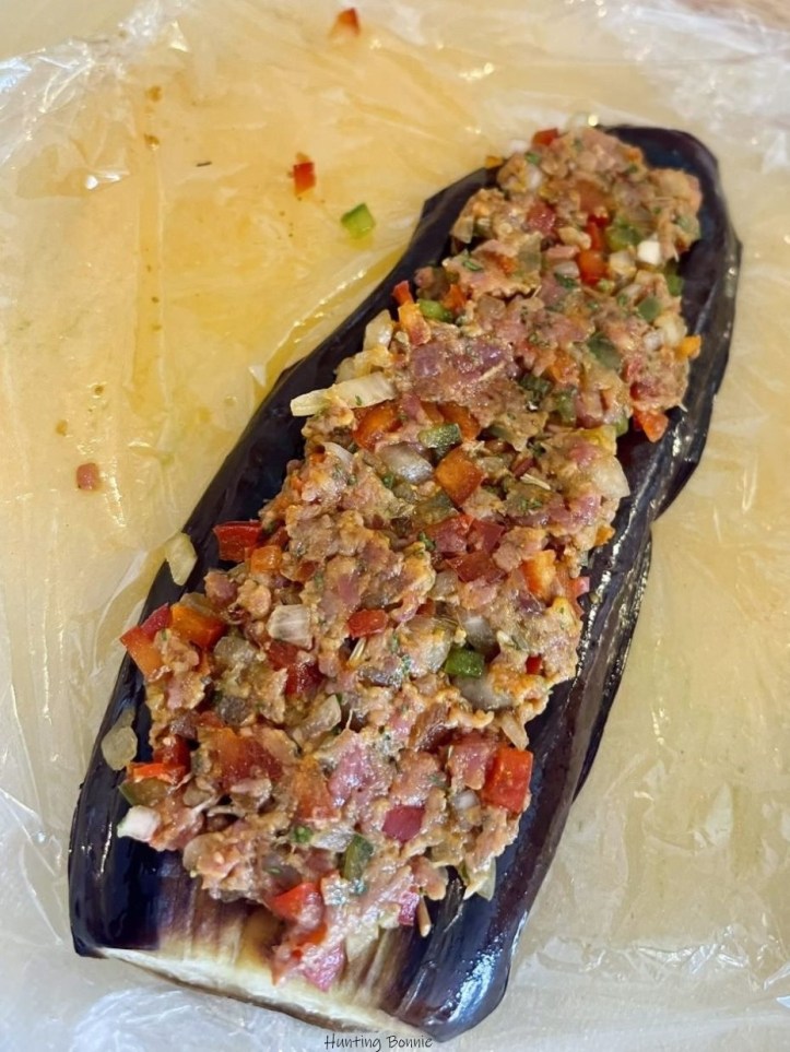 Préparation des Roulés d’aubergines au bœuf, poivrons et épices