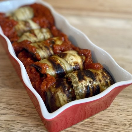 Roulés d’aubergines au bœuf, poivrons et épices